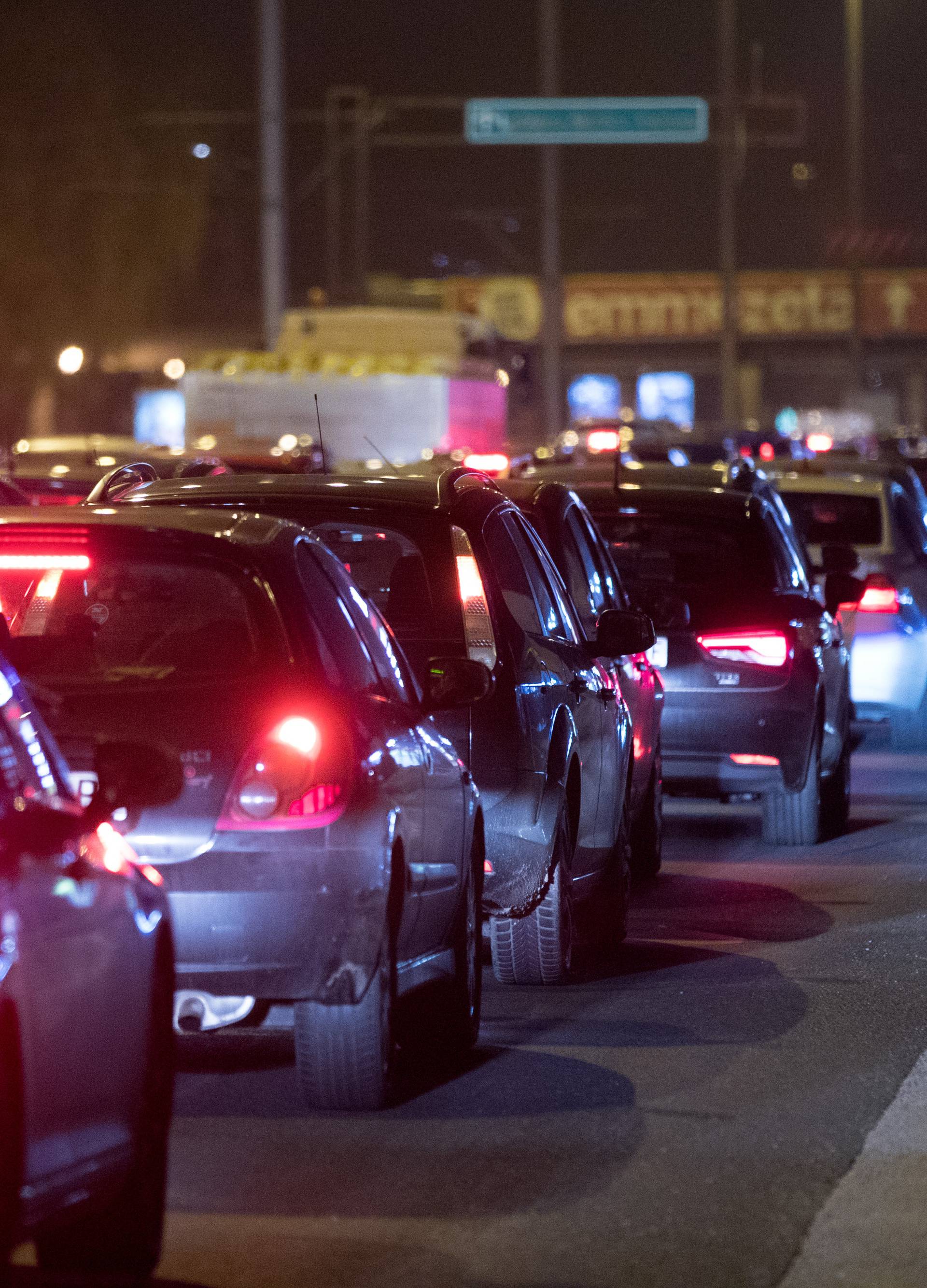 Sudar dva automobila blokirao pola Avenije i stvorio gužvu