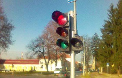 Što napraviti kad semafor svijetli i crveno i zeleno?