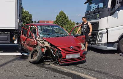 Teška nesreća kod Bregane:  Smrskan u sudaru s kamionom