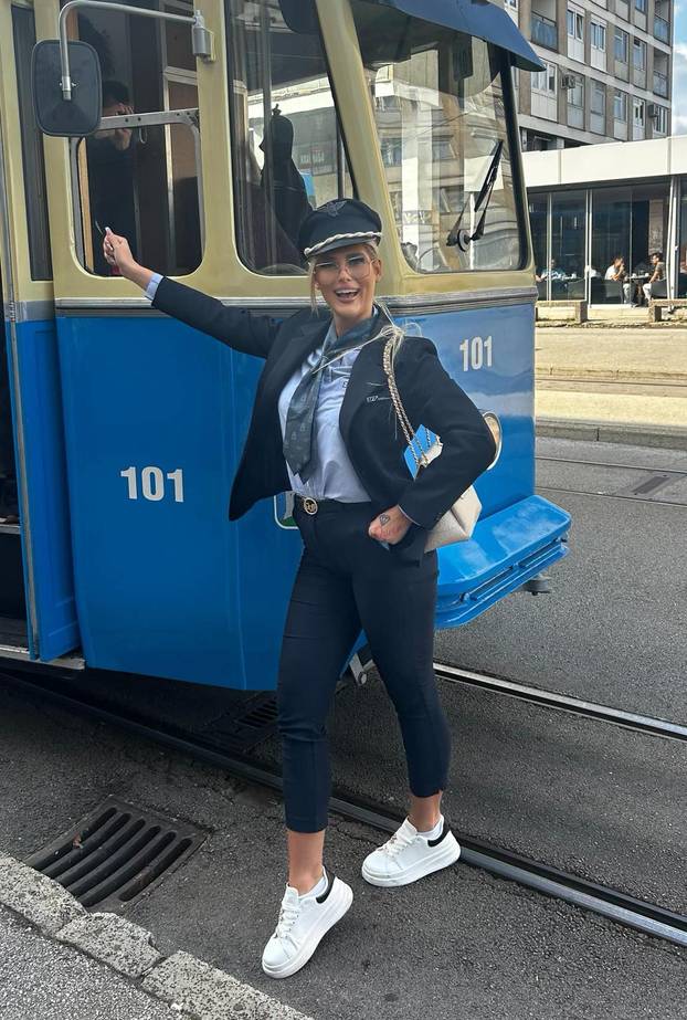 FOTO Zgodna vozačica tramvaja pokazala mamu. I ona je u odori ZET-a: 'Opa, pa kao sestre ste!'