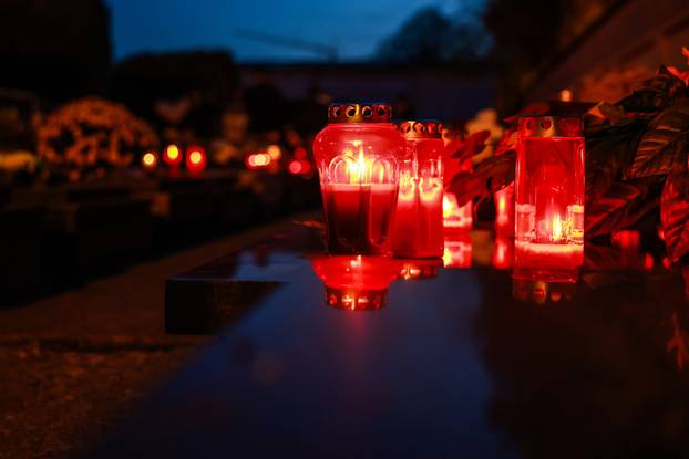 Zagreb: Trepet svijeća u sumrak na groblju Stenjevec na blagdan Svih svetih