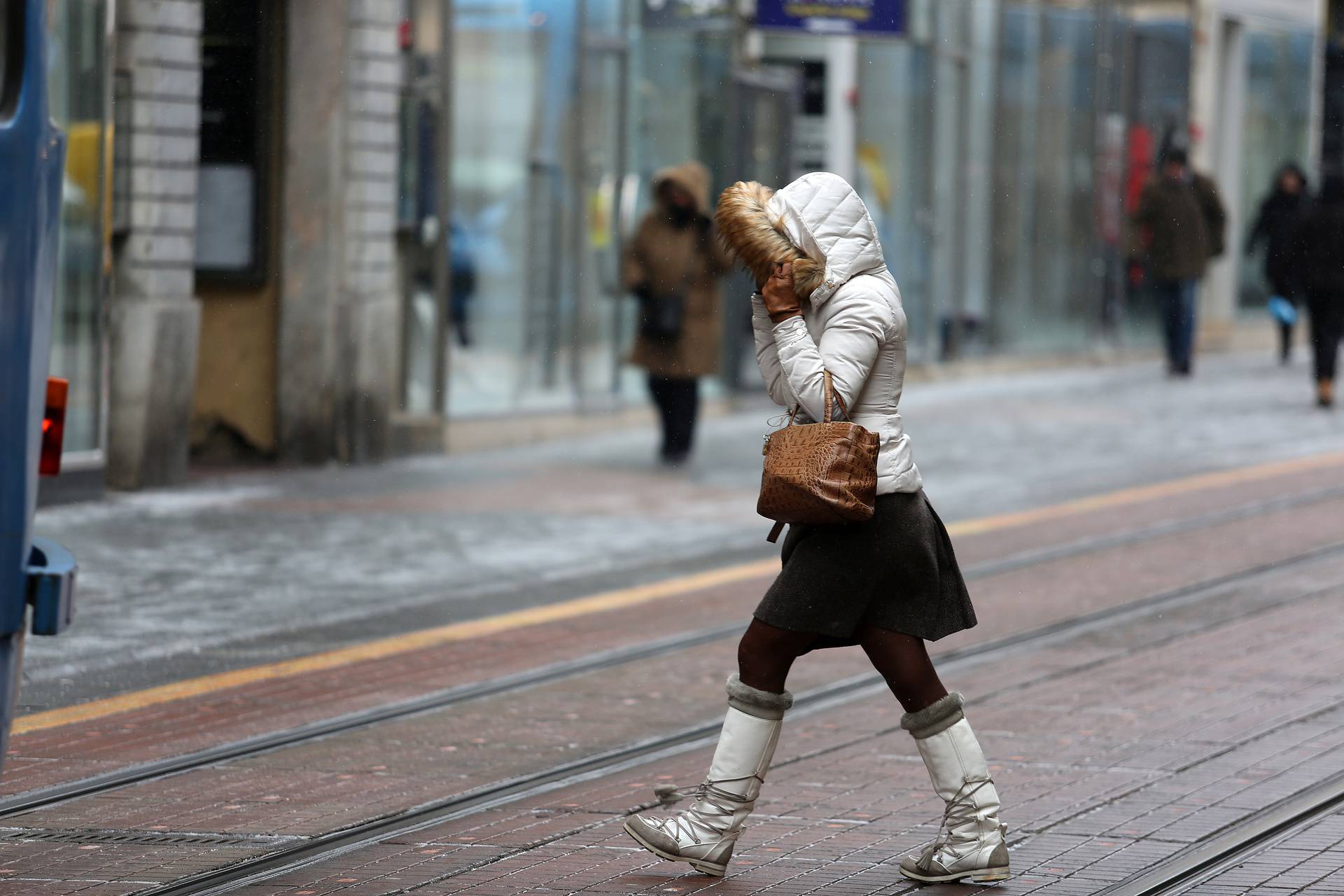 Zagreb: Gra?ani se zaštitili toplom odje?om prilikom izlaska na veliku hladno?u