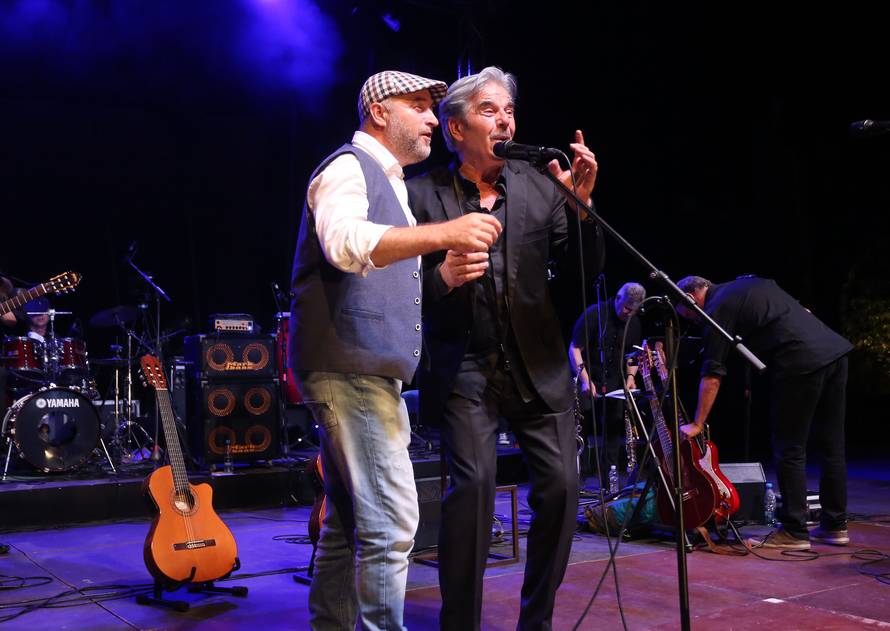 Radolfija raznježila unuka Ema (6): Donijela mu buket na binu