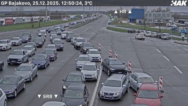 FOTO Pogledajte kakvo je stanje na cestama u Hrvatskoj: Snijeg u Lici, sunce 'provirilo' na jugu