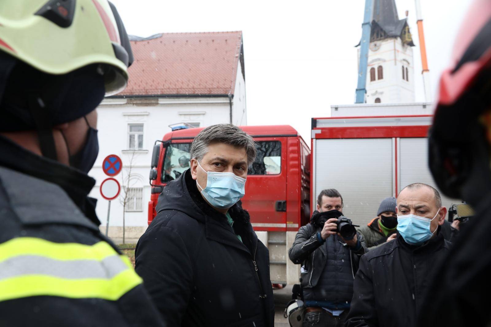 Sisak: Plenković i Medved obišli Sisak i prisustvovali pripremama uklanjanja sisačke katedrale