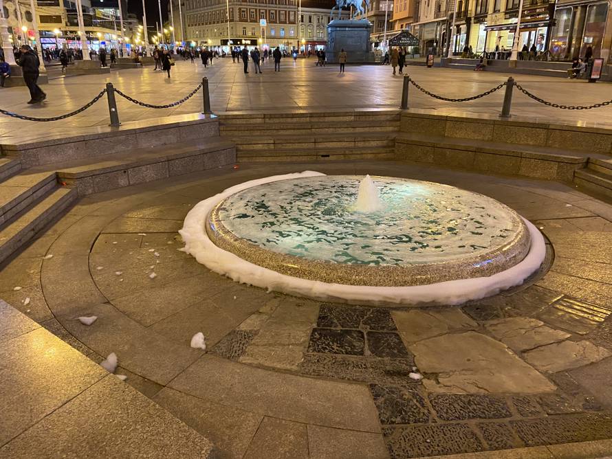 Vandali ubacili detrdžent u Manduševac, turisti se slikaju