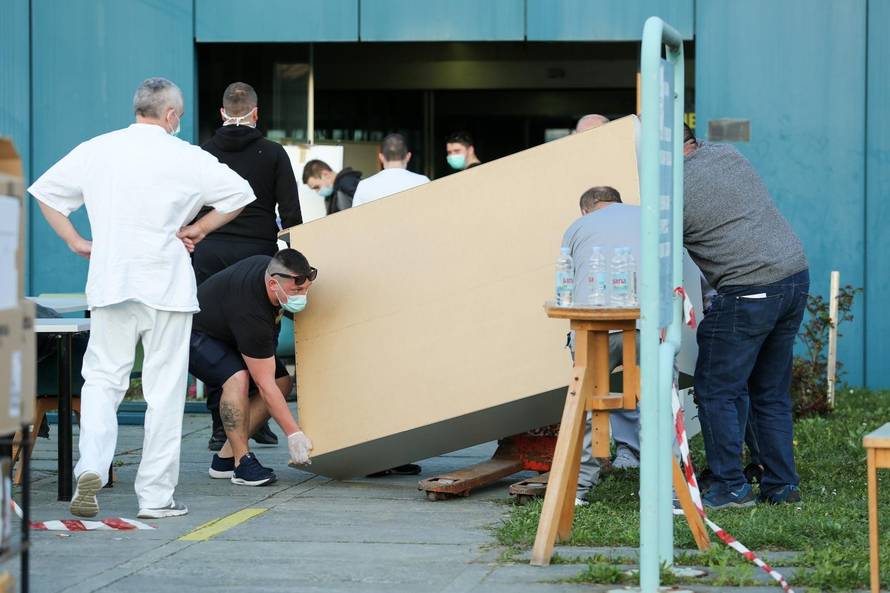Zagreb: Navijači Dinama pomažu u iseljavanju Kliničkog centra Dubrava