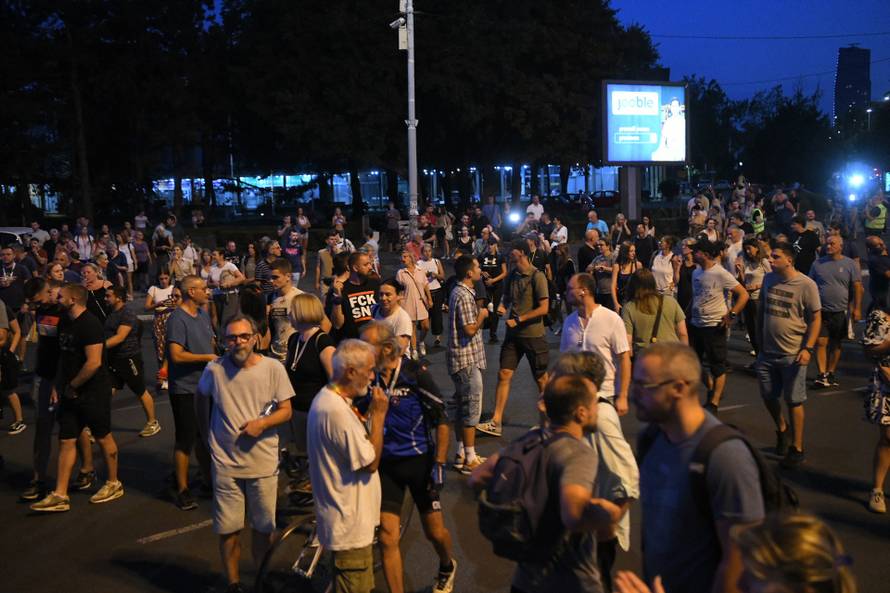Beograd: Prosvjed pod geslom "Nismo mi vreće za udaranje", nakon sto je policija je sinoć upotrijebila prekomjernu silu nad građanima