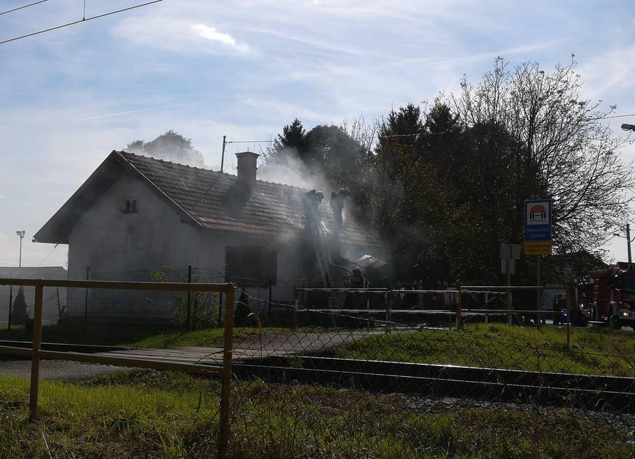 Zapalila se kuća u Buzinu: U požaru je ozlijeđeno troje ljudi