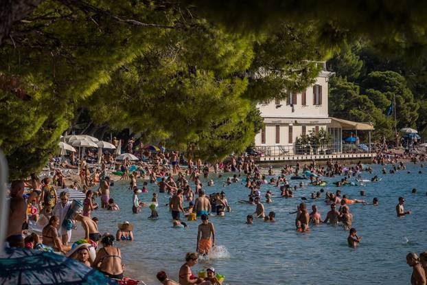 Makarska:  Gužva na glavnoj plaži u Makarskoj