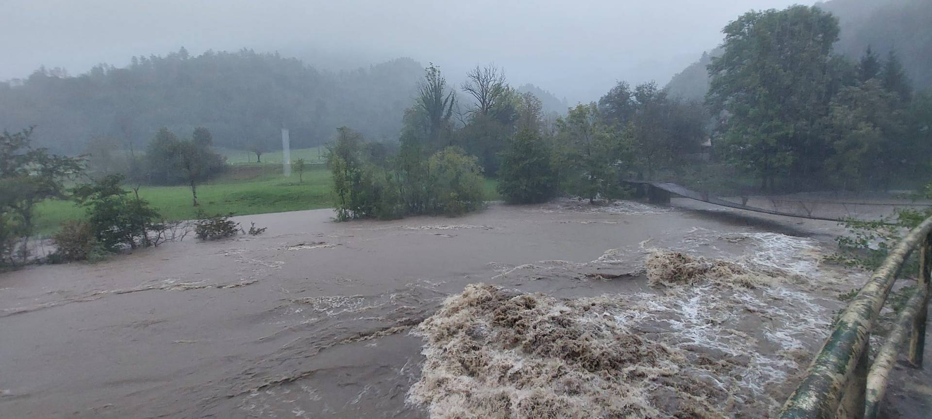 VIDEO Izvanredno stanje: Raste vodostaj Kupe, prijete poplave. U Delnicama saniraju odron