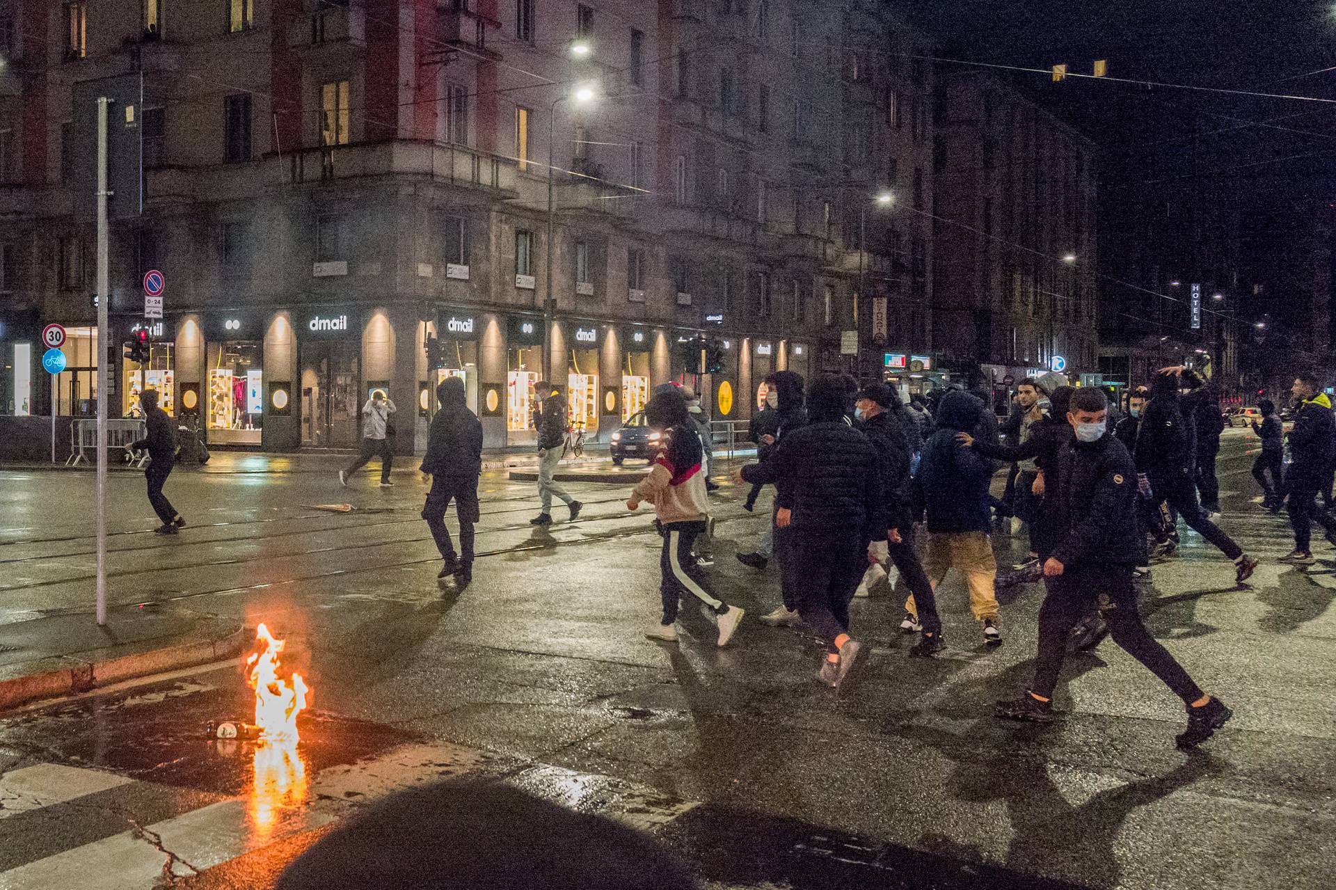Milano. Manifestazione contro nuove norme COVID19 corso buenos aires palazzo della regione