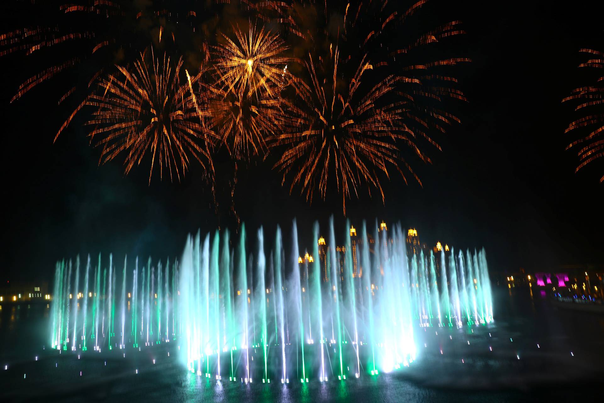 Otvorena najveća fontana na svijetu u Dubaiju na 7300 m2