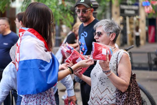 Zagreb: HDZ na Trgu organizirao dijeljenje hrvatskih zastava građanima