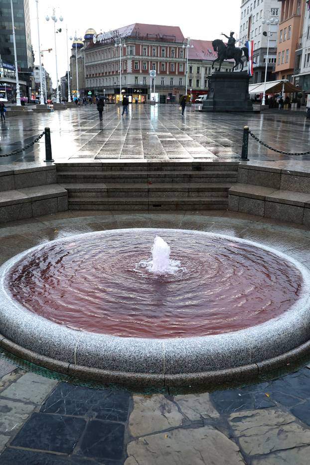 Zagreb: Manduševac obojen u crveno