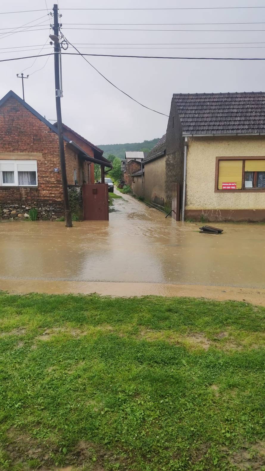 VIDEO Kiša napravila kaos kod Nove Gradiške: 'Poplavljeno je sve, od kuće do podruma i vrta'
