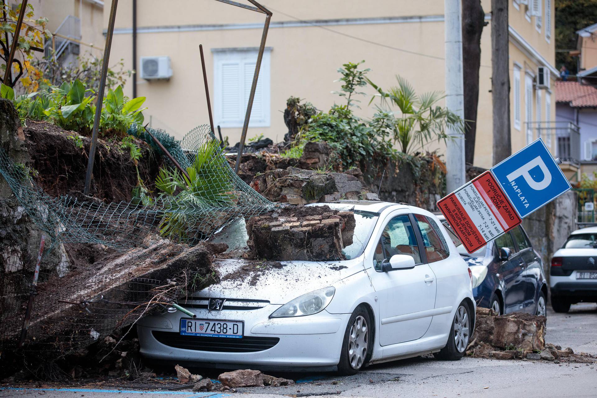 Rijeka: Na parkirana vozila urušio se zid