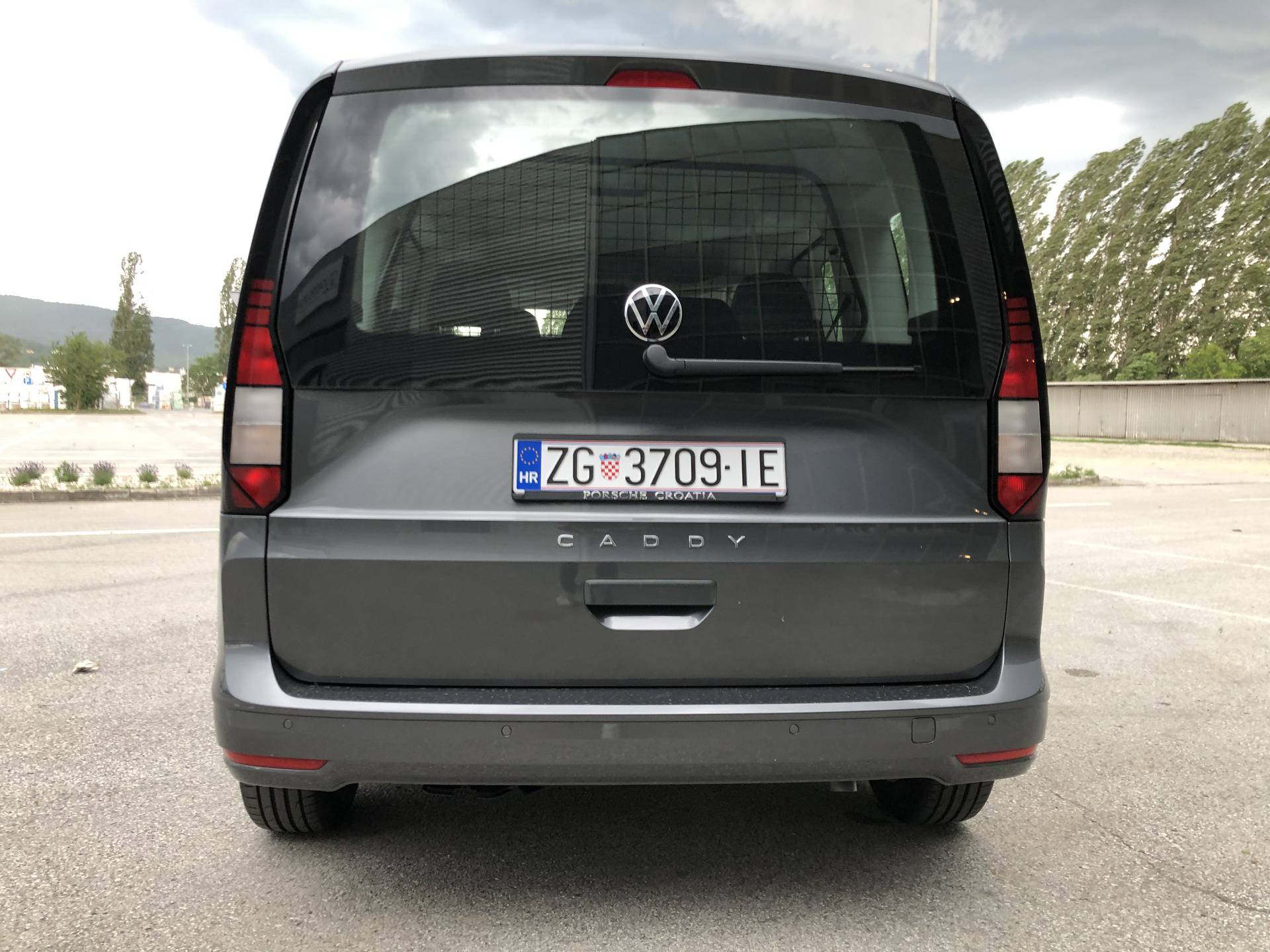 VW Caddy nikad nije bio veći, a vozi se neočekivano dobro