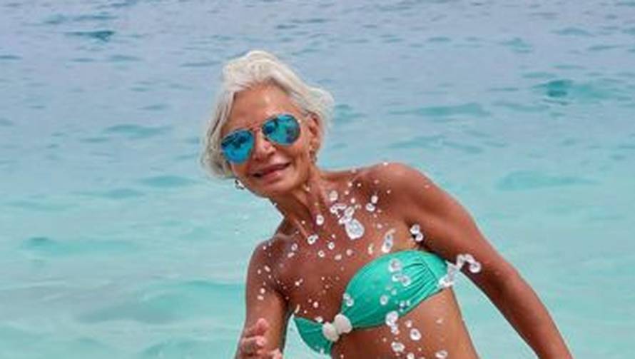 Grece (58) ljetuje na našoj obali i oduševljena je: Fanovi se dive njenoj figuri i modnom stilu