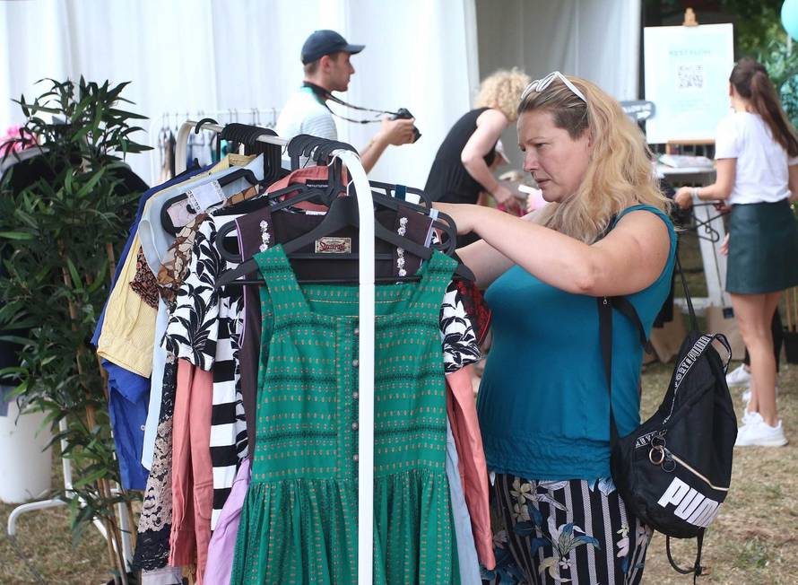 Pratio se cooking show i guštalo se u hrani, a kasnije su mnogi zapjevali uz hitove Detoura