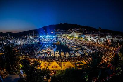 FOTO Počeo je koncert 'Trag u beskraju': Tisuće ljudi okupilo se u čast Oliveru Dragojeviću