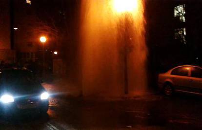 Iz odvaljenog hidranta voda šikljala dvadeset metara u zrak