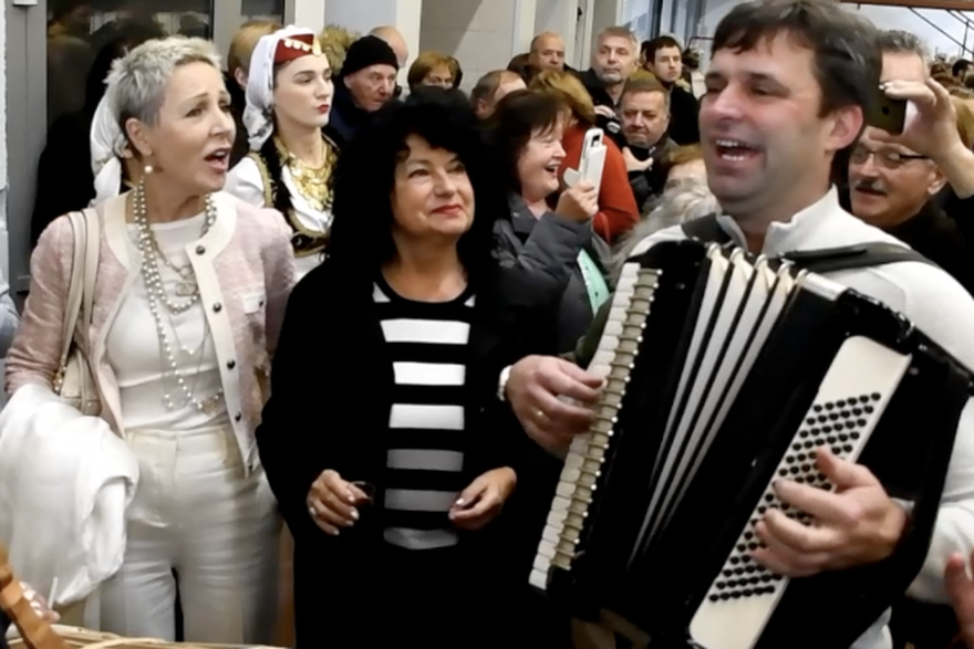 Bjelovar: Ambasadorica Srbije u RH Nj.E. Jelena Milić i Višnja Pevec pjevale i plesale kolo uz harmoniku