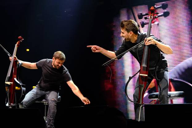 Nastup 2Cellos u zagrebačkoj  Areni u sklopu svjetske oproštajne turneje