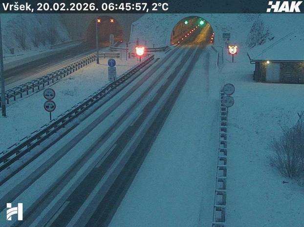 FOTO Snijeg pada u Gorskom kotaru, Lici i na sjeveru. Nema pravca do Rijeke za šlepere