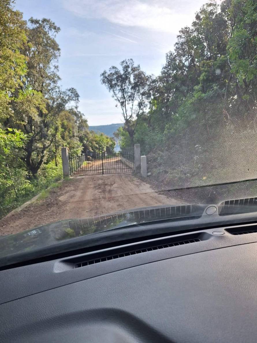 Uklonili tablu o zabrani radova, uništavaju pomorsko dobro na Rabu i prodaju 'privatnu' plažu!