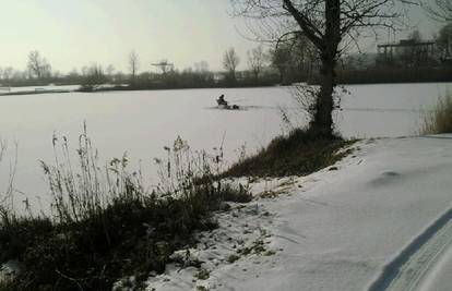 Ribič motorkom probio led na jezeru da može pecati