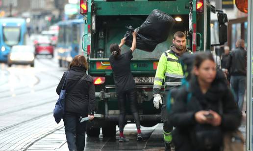 Zagreb: Simpatične prodavačice pomogle zaposlenicima Čistoće utovariti smeće u kamion