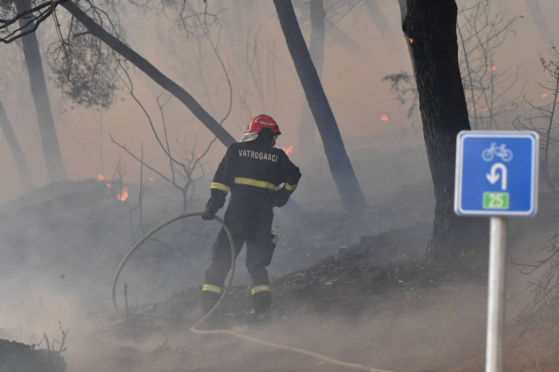 U blizini Trogira izbio požar, u gašenju pomažu i tri protupožarna aviona