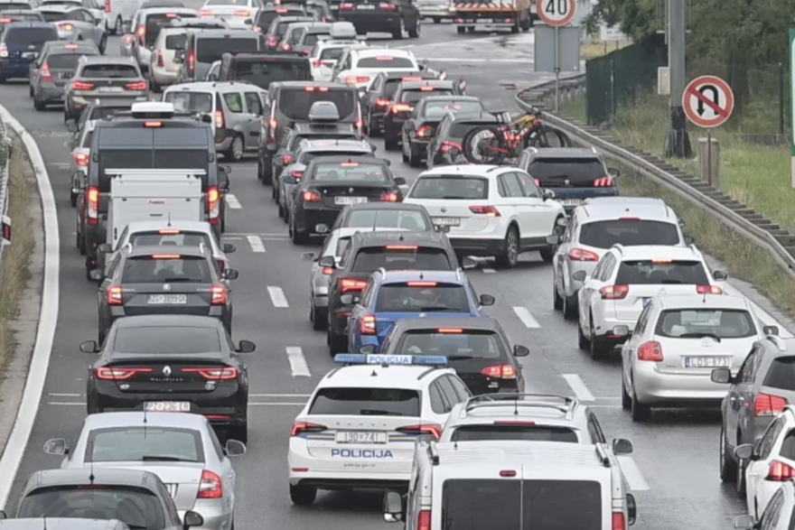 Velike gužve prema moru: I na staroj cesti zastoji, kolona kod Lučkog, na Krčkom mostu...