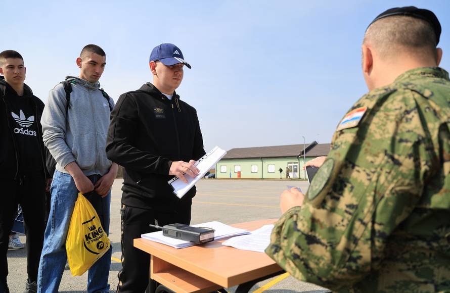 Ministar Anušić i general Kundid na prvom danu TVO-a na Slunju