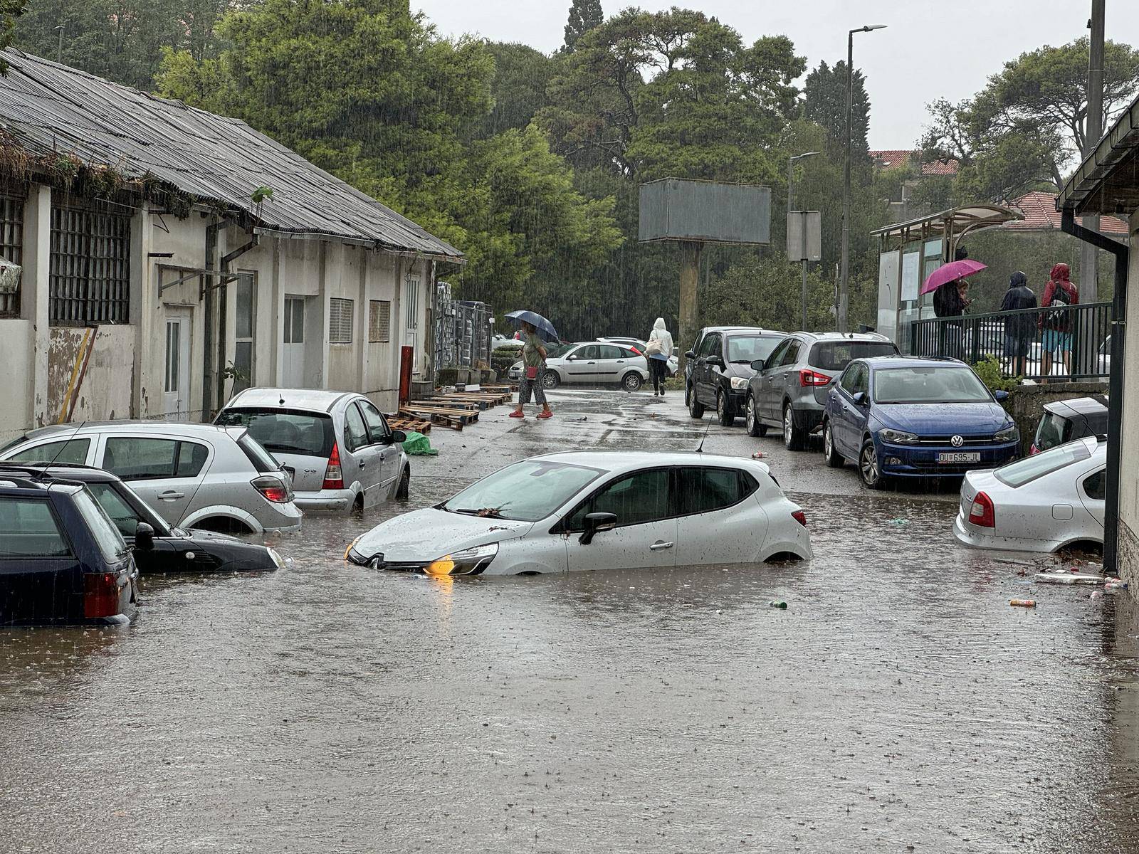 Dubrovnik: Jaka kiša i nevrijeme uzrokovalo poplave u određenim djelovima grada