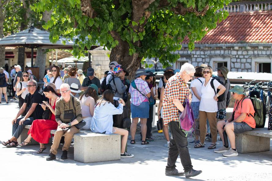 Visoke temperature i turističke gužve u Dubrovniku