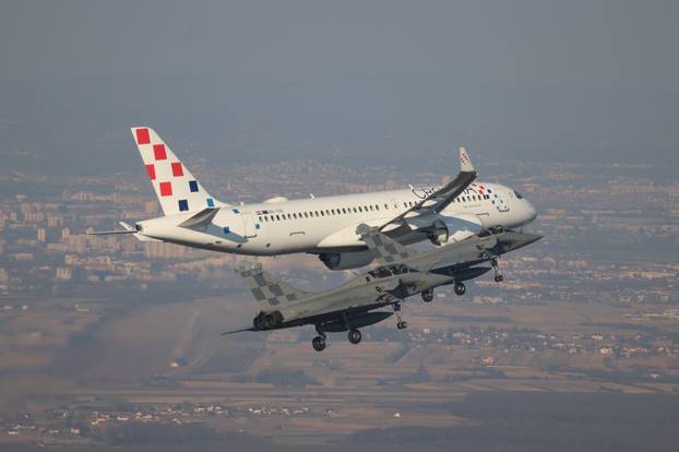 Fantastični prizori na nebu: Tri Rafalea ispratila 'srebrni avion' do zagrebačke zračne luke
