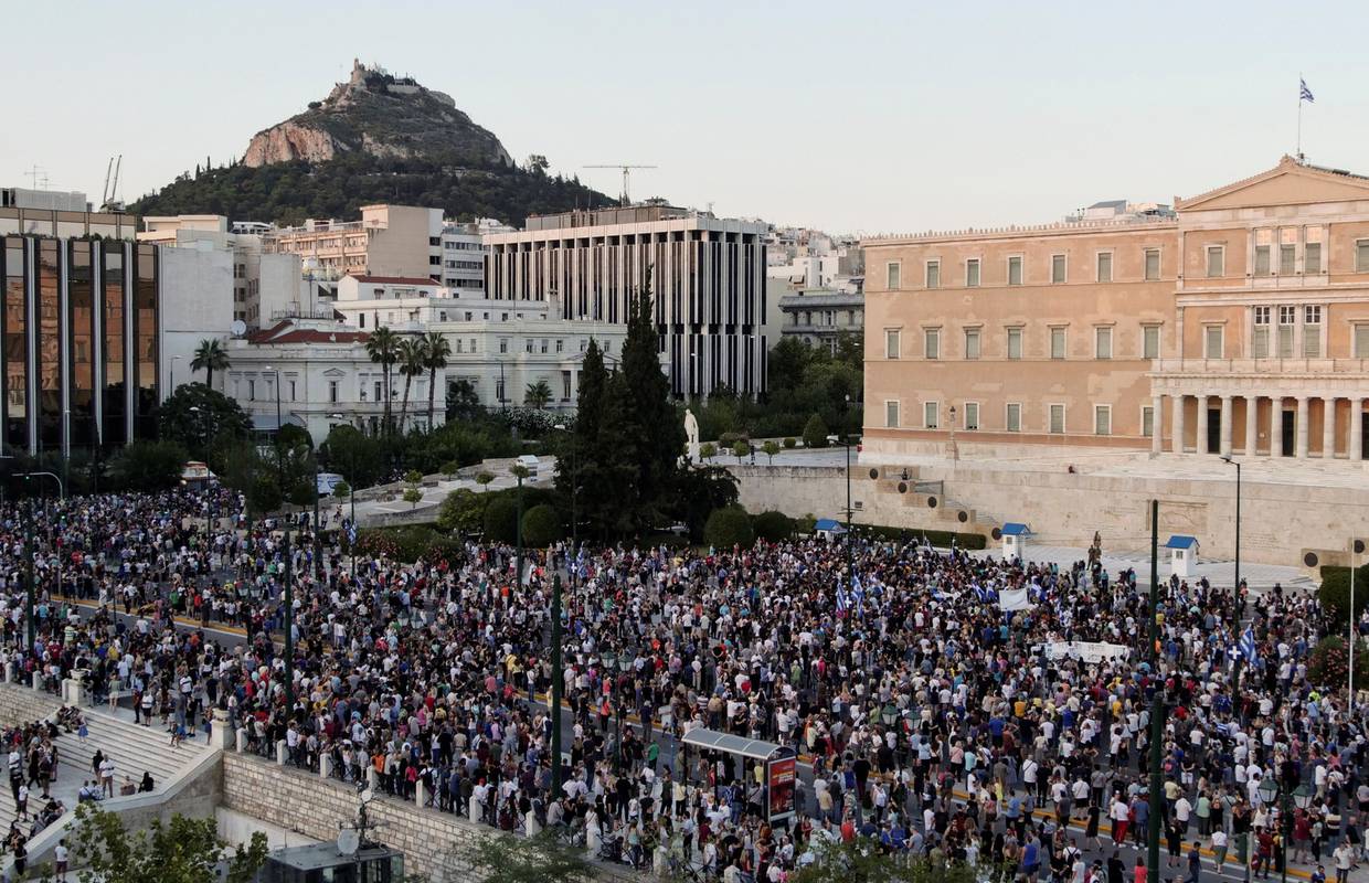 Tisuće protivnika cijepljenja u Ateni tražile ostavku premijera
