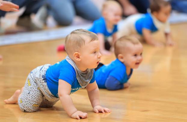 Zagreb: U poluvremenu utakmice KK Dinamo Zagreb - KK Cedevita održana je utrka beba