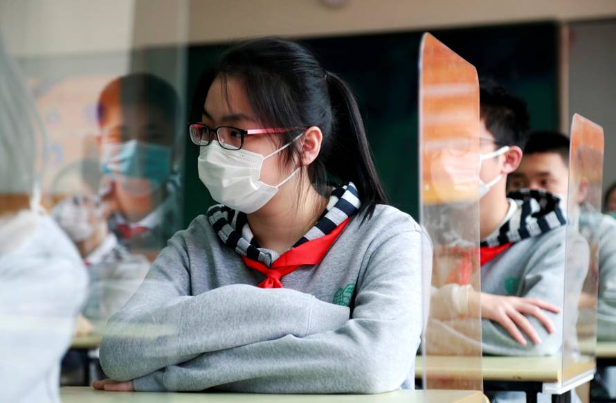 Wuhan: Učenici krenuli u školu, hodaju pokraj skenera topline