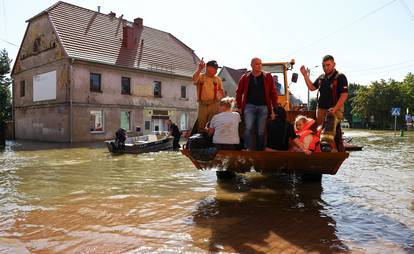 FOTO Povijesni gradić u Poljskoj pod vodom: Spasioci evakuiraju građane i ljubimce u čamcima