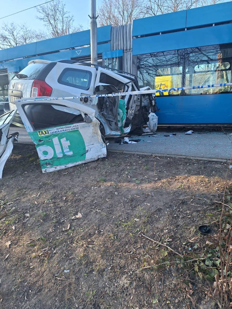 VIDEO Autom se zabio u tramvaj u Zagrebu. Vozio po nogostupu?