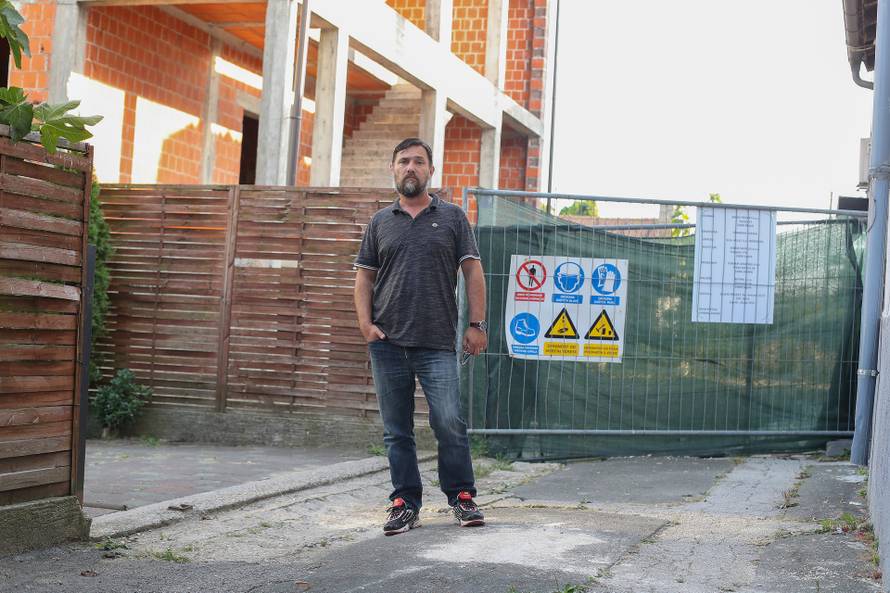 Pa je li to moguće? Bespravno je odsjekao cestu, susjedima voda ulazi pod kuće. I nikome ništa...