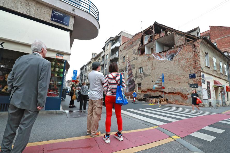 Zagreb: Zgrada oštećena u potresu prijeti prolaznicima