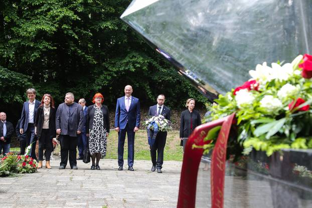 Gradonačelnik Zagreba Tomislav Tomašević otkrio spomen ploču te položio vijenac na spomenik u Spomen-parku Dotrščina