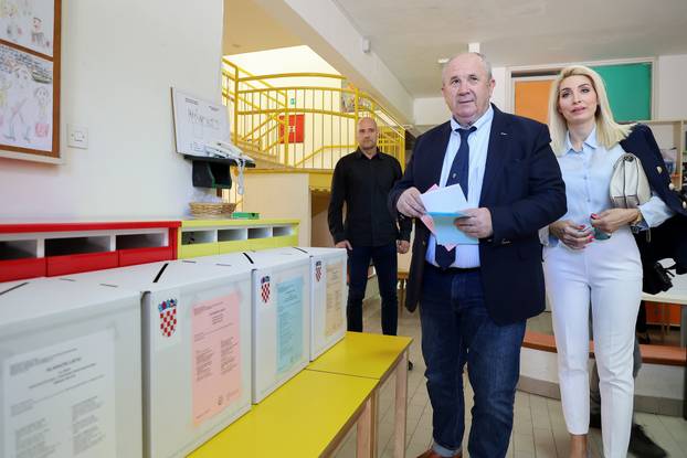 Split: Željko Kerum u pratnji supruge izašao na biralište i glasovao