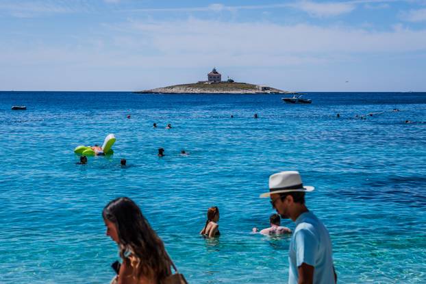 Otočić Pokonji Dol obiđe se u samo 600 koraka, a na njemu ponosno stoji svjetionik iz 1872.