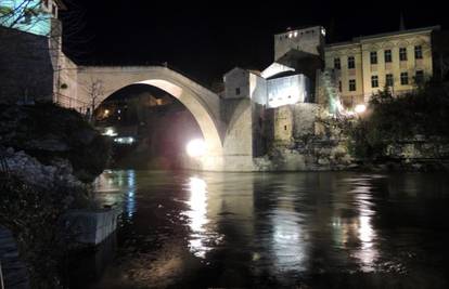 Automobilom pokušao prijeći preko Starog mosta u Mostaru
