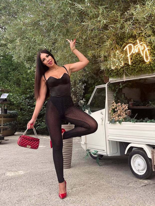Maja se ljubila s Tedeschijem jr., mama Renata mazila se u tangama, a Sydney u grudnjaku